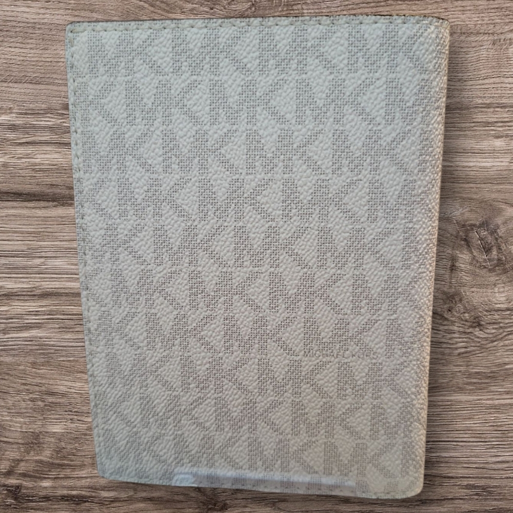 Michael Kors Travel Passport Holder NWOT (have the original bag it came in) - Picture 2 of 5